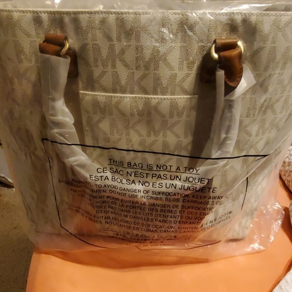 NWT MK Vanilla Jet Set Travel/weekender tote - Picture 4 of 8